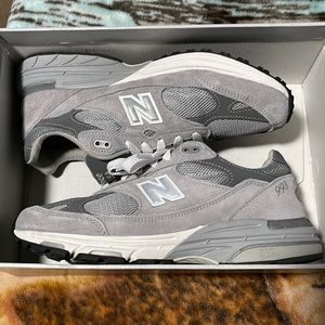 This is a very light worn pair of NB 993 in the classic Grey and 3M color way.
